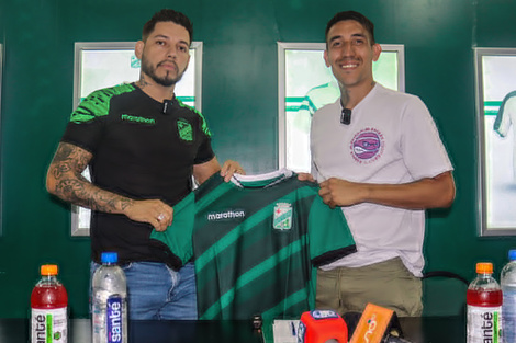 Centurión (derecha) jugará en el fútbol boliviano