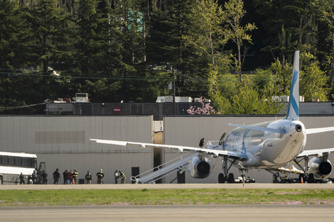 Inmigrantes a punto de ser deportados llegan en ómnibus al aeropuerto de Seattle.