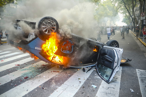 El patrullero fue incendiado el 12 de marzo en Avenida de Mayo 1299.