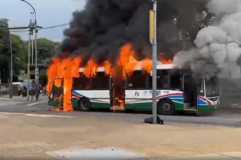 Impactante incendio de un colectivo en Parque Avellaneda