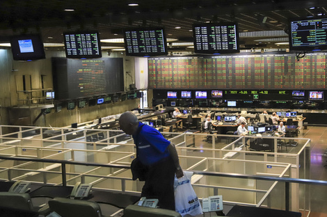 El dólar oficial y los financieros terminaron debajo de los 1200 pesos.
