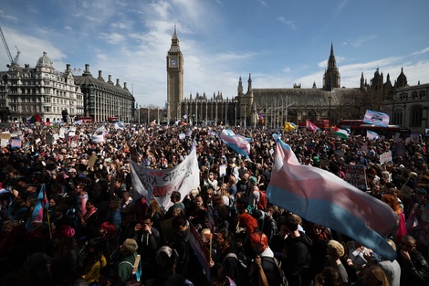 Miles de personas repudiaron en Londres un fallo contra las personas transgénero