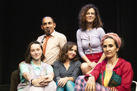El elenco completo de Marcela contra la máquina, de Mariana Chaud.  (Fuente: Gentileza)