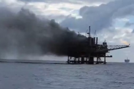 Incendio en una plataforma petrolera marítima en Brasil