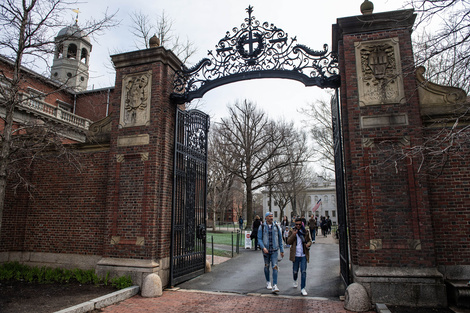La universidad de Harvard acusa a Trump de persecución ideológica.