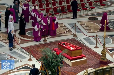 Genevieve Jeanningros, sobrina de la monja francesa Leonie Duquet, salteó el protocolo para despedir a Francisco