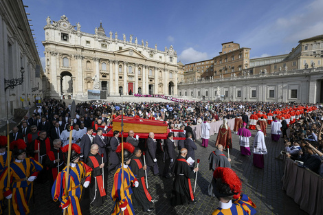 Una multitud en el adiós al Papa en San Pedro