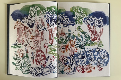 El libro de Silvina Resnik desplegado, con una de sus obras. Abajo: Pintura de Silvina Resnik, de la serie de la ciudad.
