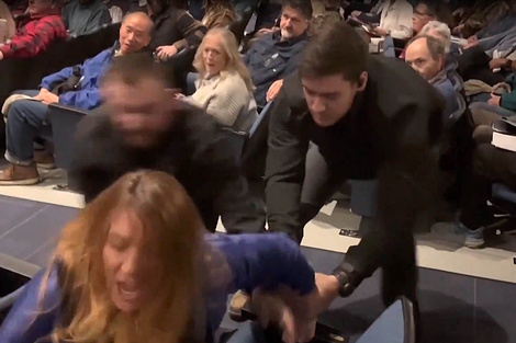  Teresa Borrenpohl, la excandidata demócrata, recibe la agresión.