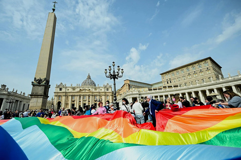Una bandera LGBTIQ+ en El Vaticano. (Fuente: AFP)
