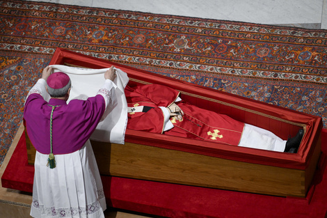 Farrell tapa el rostro del Papa con un velo de seda blanca. (Fuente: AFP)