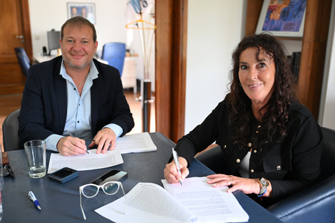 El intendente, Diego Reyes, y la secretaria general de UPCN Provincia, Fabiola Mosquera, firmaron el acuerdo.