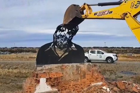 Despidieron de Vialidad Nacional a los responsables de destruir el monumento de Osvaldo Bayer 
