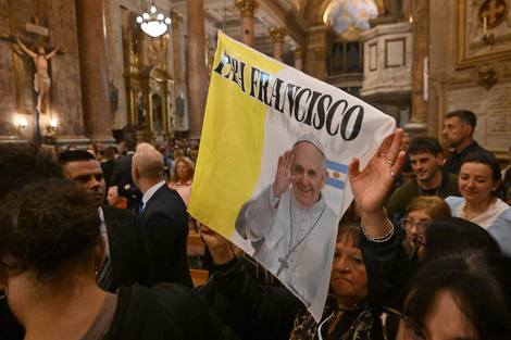 Los fieles argentinos despiden a Francisco en la Catedral de Buenos Aires. 