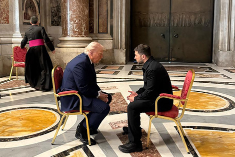 Trump y Zelenski conversan en El Vaticano. (Fuente: AFP)