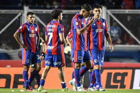 La bronca de los jugadores de San Lorenzo, que se quedaron sin nada sobre el final (Fuente: Fotobaires)