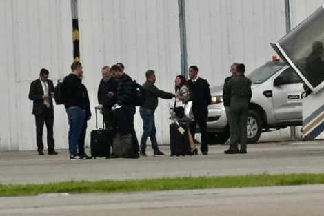 La tiktokera Macarena Jimena Rodríguez bajando esta mañana del vuelo presidencia.