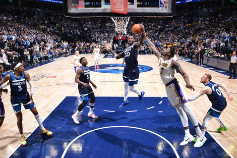 NBA: Los Lakers quedaron al borde de la eliminación ante Minnesota