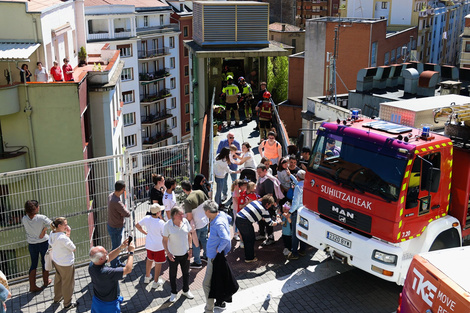 Seis niños y cinco adulto quedaron atrapados en un ascensor durante tres horas y media.