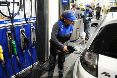 YPF anunció que baja los precios de la nafta y gasoil un 4%