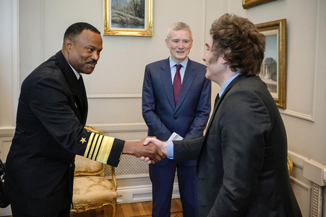 Javier Milei saluda al almirante Alvin Holsey ante la mirada del traductor oficial.