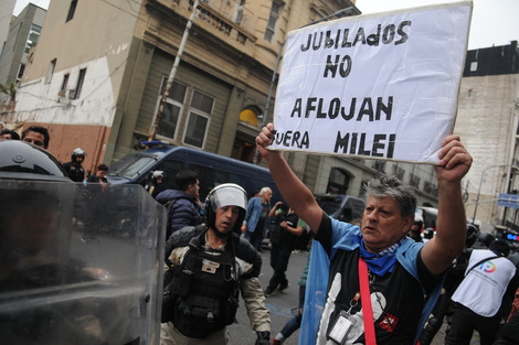 Los jubilados marchan, la Policía reprime
