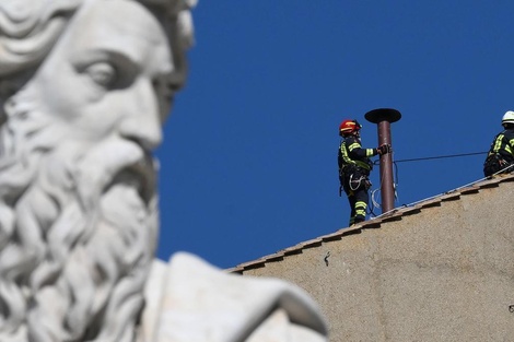 Cónclave: el Vaticano ya instaló la chimenea para el humo negro y blanco