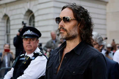 Acusado por violación y abuso sexual, el actor Russell Brand se presentó ante la Justicia y quedó en libertad condicional 