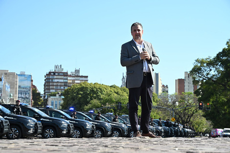 El ministro Cococcioni con los patrulleros de fondo. (Fuente: Prensa Gobernación Santa Fe)