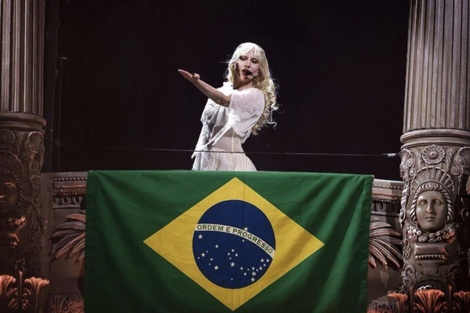 Lady Gaga presentó este sábado su majestuosa ópera pop sobre la orla de Copacabana, en un multitudinario concierto gratuito que duró unas dos horas