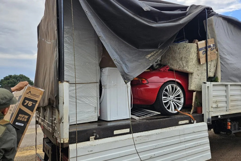 Hallan escondido en un camión de mudanzas un BMW que entraba ilegalmente desde Paraguay 