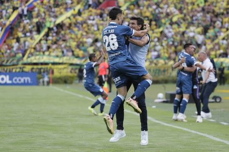 Racing goleó a Bucaramanga y es el único líder de su grupo 