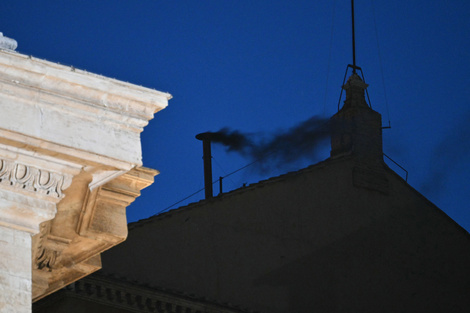 El humo negroemana de la Capilla Sixtina tras la primera votación de los cardenales.