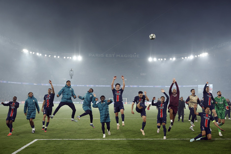 Los jugadores del París festejan la clasificación (Fuente: EFE)