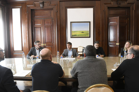 Cuattromo, Kicillof y Bianco junto a intendentes durante la firma de convenios en abril.  (Fuente: Prensa)