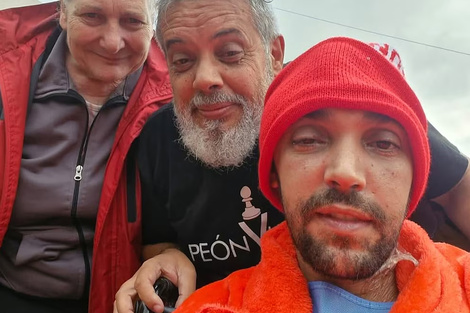 El fotógrafo junto a su padre el miércoles pasado, durante una breve recorrida por el Hospital Ramos Mejía.