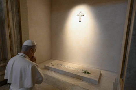León XIV visitó la tumba de Francisco en una de sus primeras actividades como Papa