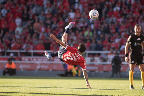 Video: el golazo de chilena de Montiel para darle la clasificación a Independiente