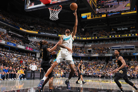 Obi Toppin anota dos de los puntos de Indiana ante Cleveland (Fuente: AFP)