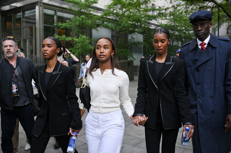 Las hijas gemelas de Sean Combs, al entrar a los tribunales de Nueva York. (Fuente: AFP)