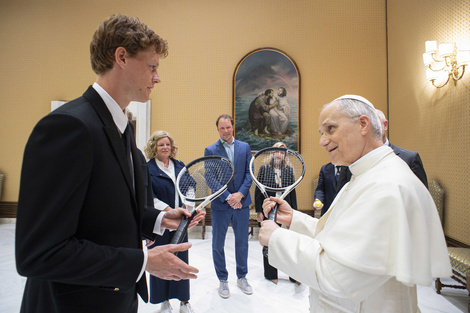 Sinner le regaló una raqueta al papa León XIV