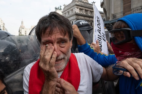 La policía gaseó al padre Francisco "Paco" Olveira en la marcha de jubilados