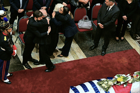 Boric abraza a Lula y la esposa de Lula,  Rosngela, abraza a Topolansky durante el funeral.