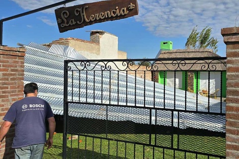 Fuertes vientos provocaron voladuras de techos.  (Fuente: Imagen web)