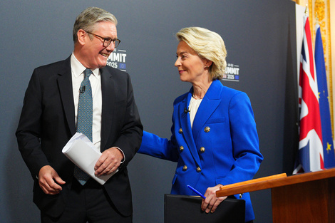 "Esta cumbre marca una nueva era en nuestra relación", declaró Keir Starmer en rueda de prensa con Ursula von der Leyen
