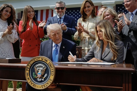 Donalt Trump y Melania Trump firman la ley "Take it down" para poner un freno al acoso sexual online.