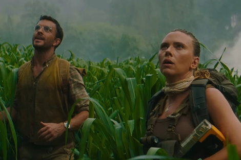 Scarlett Johansson se enfrenta a dinosaurios en el explosivo tráiler de "Jurassic World: Rebirth"