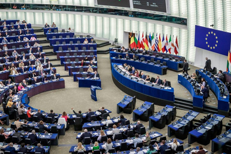 El Parlamento Europeo debate el aumento del gasto en defensa.
