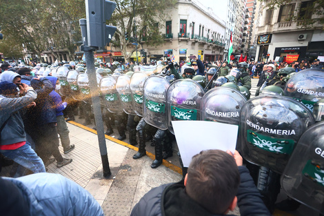 La Gendarmería lanzó gases lacrimógenos a los manifestantes que estaban sobre la vereda.