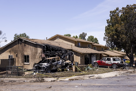 Dos muertos y ocho heridos al estrellarse avioneta en un barrio en San Diego